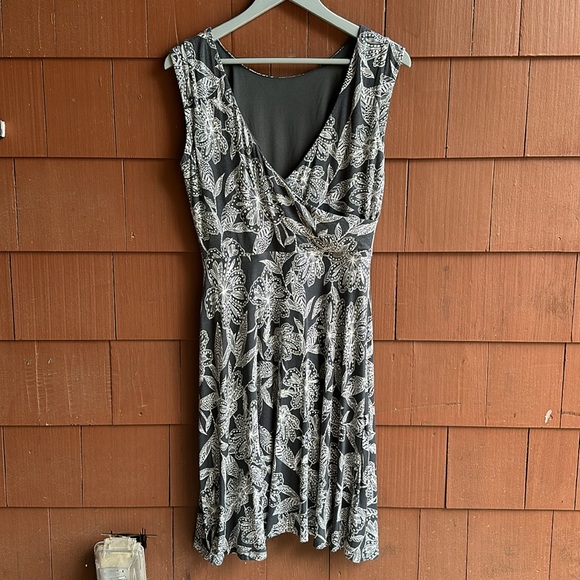 LOFT Gray/White Midi Dress with open back- Size Medium - Picture 2 of 4